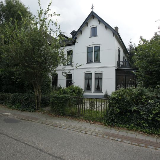 Dubbele villa met bijbehorende erfscheiding, in schilderachtige eclectische trant