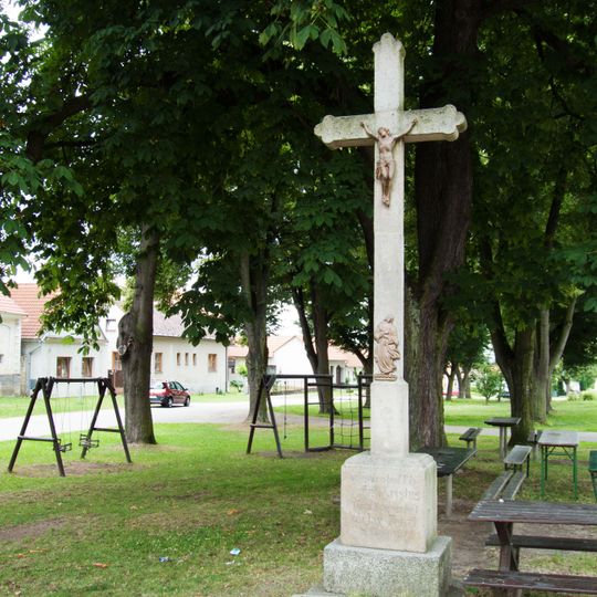 Kříž na návsi