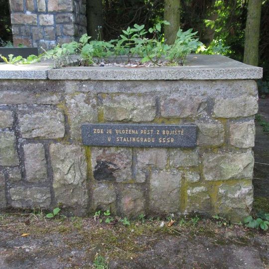 Památník v Holoubkově v parku