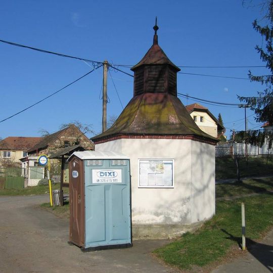 Kaplička na návsi v Kojovicích