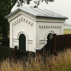 Tegen de dijk, buitendijks aan de rivierzijde van de waaldijk