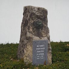 Pomník padlým sportovcům v Pardubicích u zimního stadionu