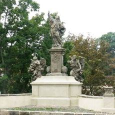 Socha svatého Jana Nepomuckého a andělů v zámecké ulici v Mnichově Hradišti