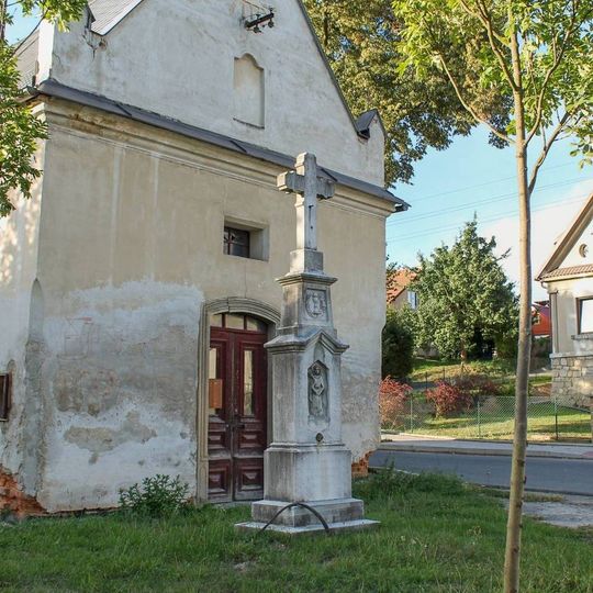 Kříž před kaplí svaté Anny v Šumperku v Horní Temenici