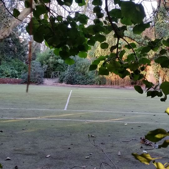 Voetbrug met imitatie-boomstronk