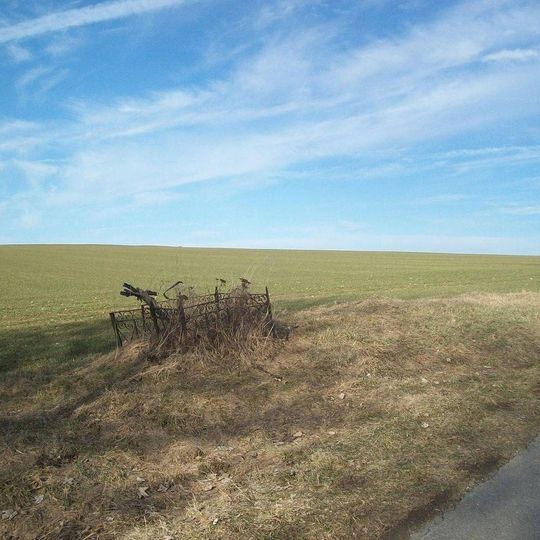 Kříž nad Těmicemi u silnice na Drahoňov
