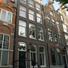 Pand met gevel onder rechte triglyfenlijst met consoles