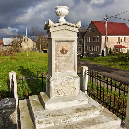 Památník na návsi v Mnichově