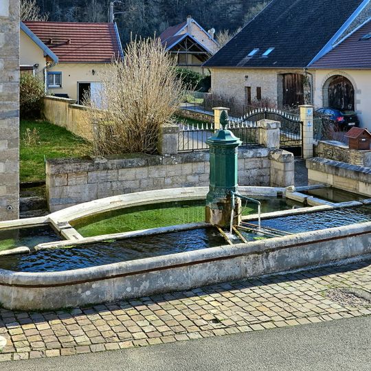 Fontaine-lavoir-abreuvoir chemin des Vignes de Venise