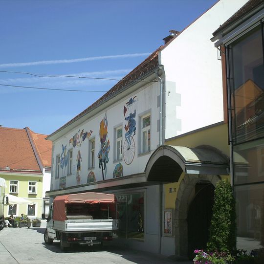 Wohn- und Geschäftshaus, Steinbossenportal und Hoftrakte