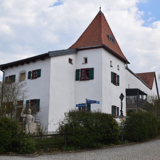 Defensive tower of the forecourt; coat of arms