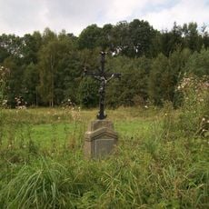 Kříž severně od Rybníka na místě zaniklé vsi