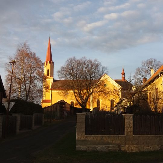 Hlavní obytný objekt bývalého hospodářského dvora a stavba čp. 3