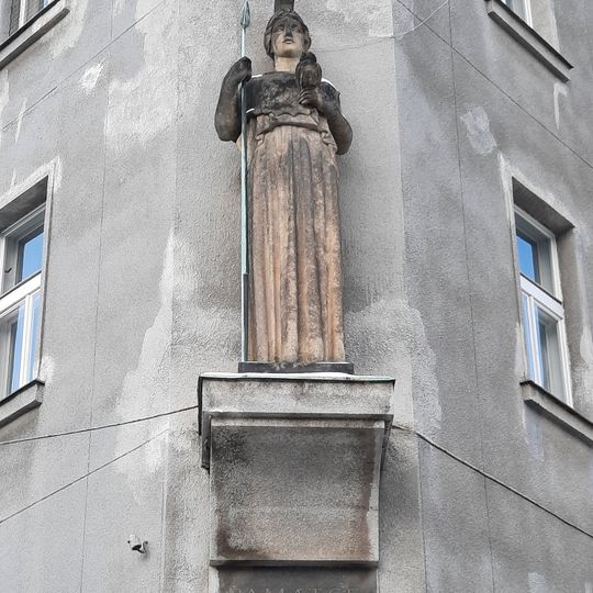 Socha Pallas Atheny na na domě Americká 703/2 v Praze