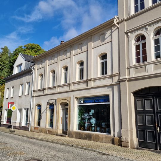 Wohnhaus in geschlossener Bebauung Bahnhofstraße 2