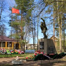 Братское кладбище советских воинов, погибших в борьбе с фашистами. Здесь похоронен Герой Советского Союза К.А. Кулик (1917-1944) (Паша)