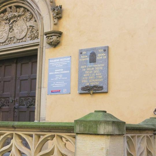 Pamětní deska padlým legionářům u vstupu do muzea na zámku v Poděbradech