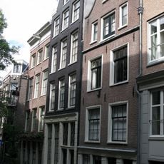 Pand met gevel onder klokvormige top met rollagen