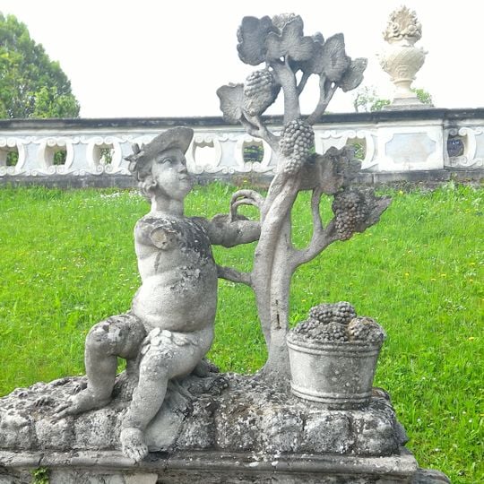 Socha alegorie Podzim v Zámecké zahradě v Českém Krumlově