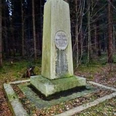 Gedenkstele für Josef Freiherrn von Hirsch