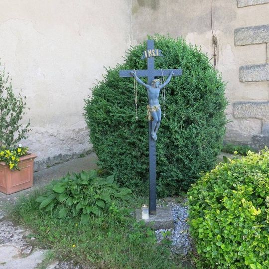 Kříž u západní zdi kostela svatého Bartoloměje v Bakově nad Jizerou
