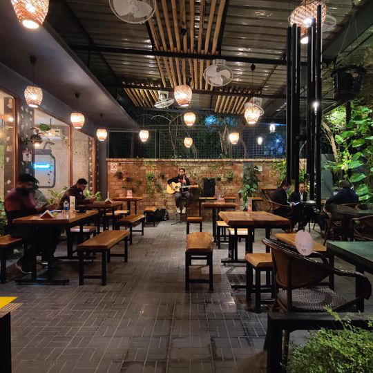 Pinewood: Cafe + Kitchen Dhanmondi, Road-6