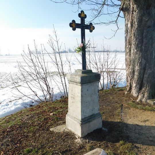 Kříž u cesty severně od Tuchlovic