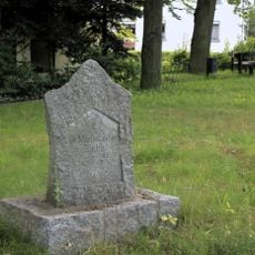 Luthereiche mit Gedenkstein Prischwitz, auf dem Dorfplatz