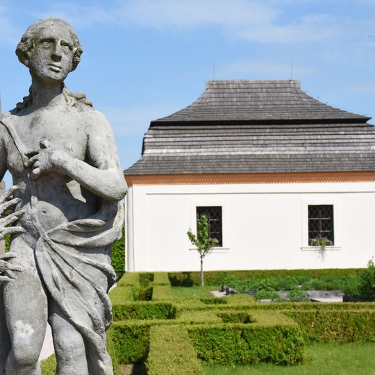 Socha alegorie Léta v zahradě špitálu v Kuksu