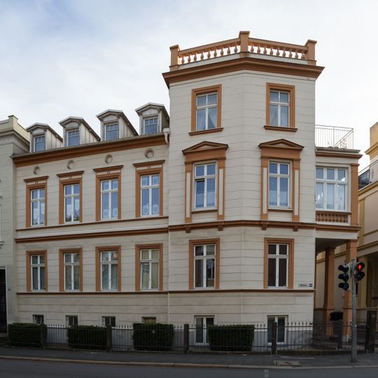 Wohnhaus in nach links geschlossener Bebauung mit Vorgarten Mühlweg 23