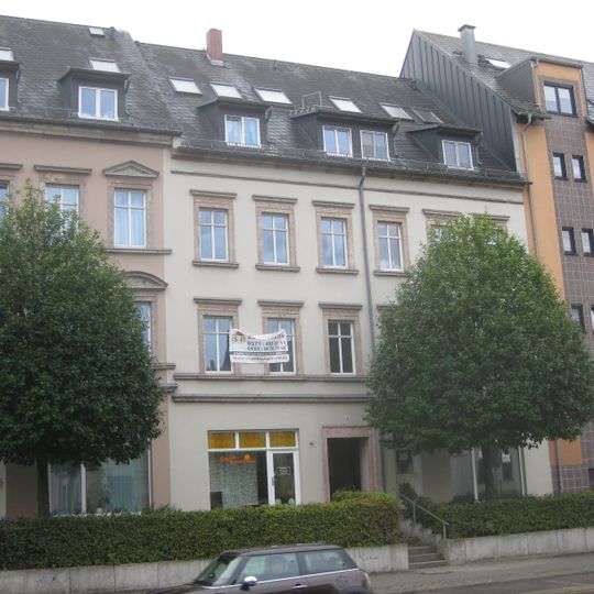 Mietshaus in geschlossener Bebauung konzipiert, mit Vorgarten August-Bebel-Straße 6