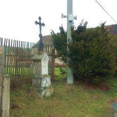 Kříž západně od Semošic u plotu