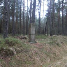 Kříž západně od Všekar v lese