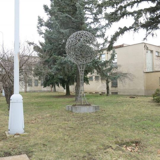 Kovová plastika v Dukelské ulici v Chomutově