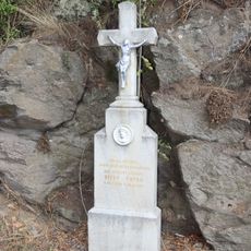 Kříž u silnice 360 v kopci u Výčap