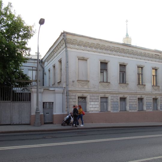 Главный дом городской усадьбы с пилонами ворот