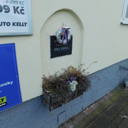 Pamětní deska Emila Korela na domě Podbabská 81/17 v Podbabě