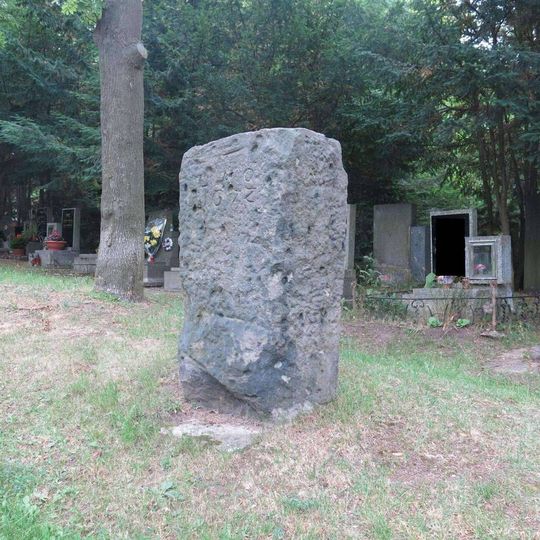 Odpočivný kámen z Libkovic na hřbitově v Mostě