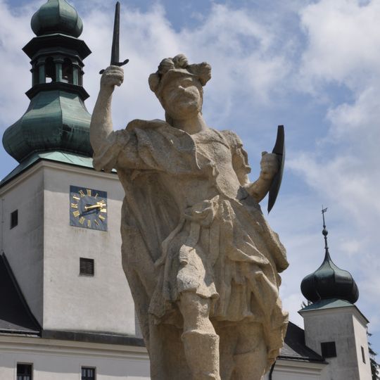 Socha vojáka vpravo na bráně zámku v Třešti
