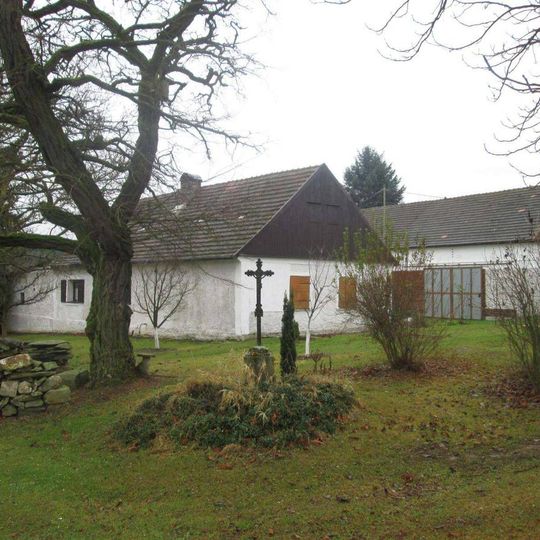 Kříž v Ničové v zahradě