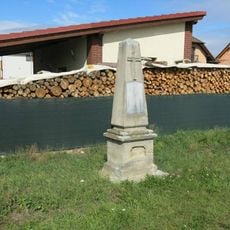 Pomník padlému pruskému myslivci Wolfovi ve válce 1866 v Ovocné ulici v Klášteru Hradiště nad Jizerou