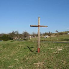 Kříž mezi tratí a silnicí západně od Kojovic