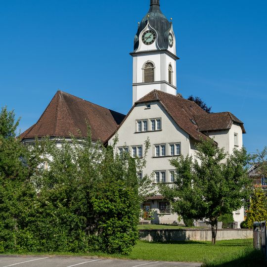 Katholische Kirche St. Laurentius und Pfarrhaus