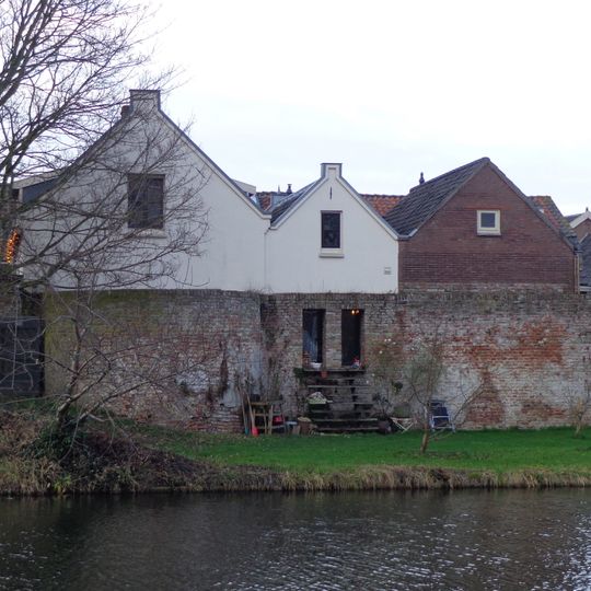 In het pand of op de grens van het erf bevindende stadsmuur