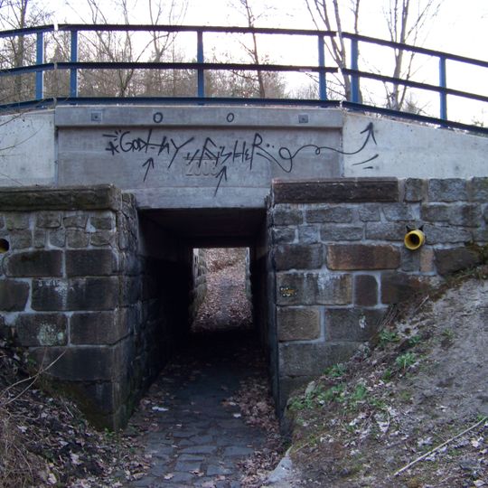 Podchod pod železniční tratí pod ulicí V nové čtvrti v Senohrabech