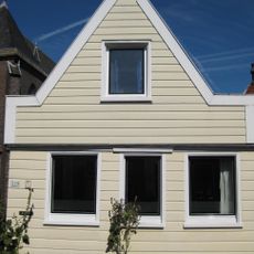 Houten dijkhuis met tuitgevel (puntvormig voorschot) uit 19de eeuw