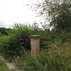 Kříž u polní cesty v severní části Slaného