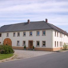 Wohnhaus in halboffener Bebauung, mit Toreinfahrt und Wirtschaftsgebäude über Eck Am Marktplatz 14