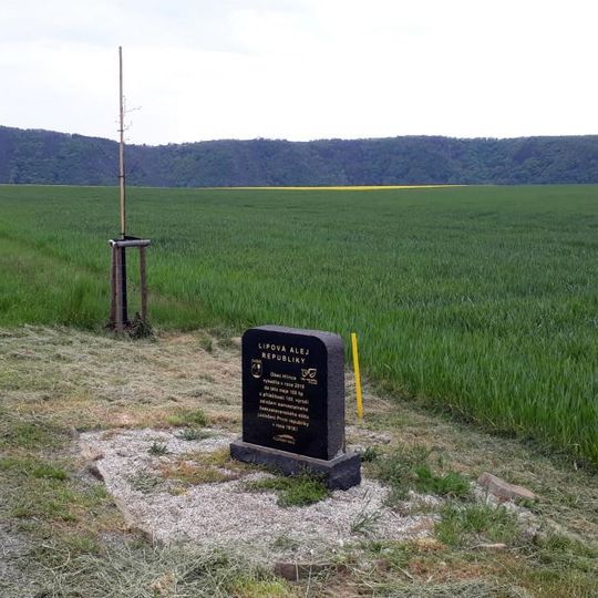 Památník výsadby lipové aleje u Hlinců