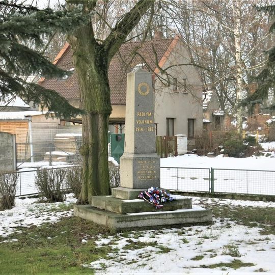 Pomník padlým v 1. světové válce na návsi ve Voděradech
